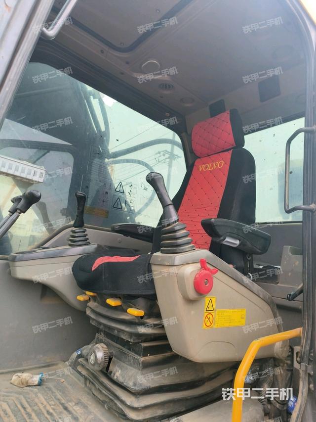 驾驶室整体(整机外观) 驾驶室整体(整机外观)