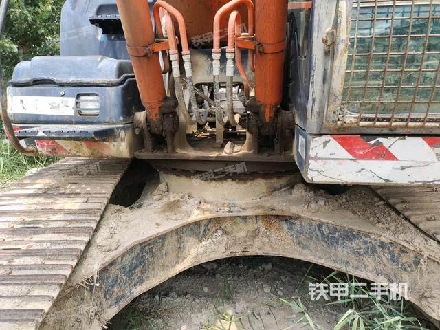 转盘和下车架正前(工作和回转装置) 转盘和下车架正前(工作和回转装置)