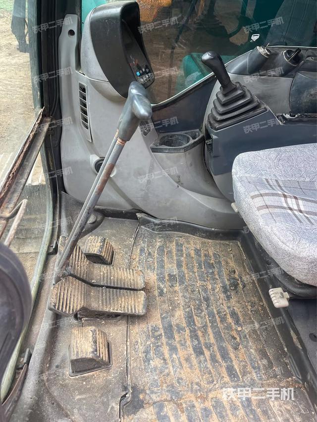 驾驶室整体(整机外观) 驾驶室整体(整机外观)