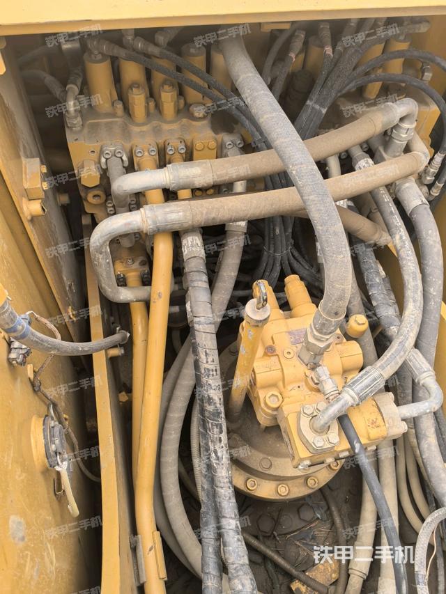 回转马达和主控阀(整机外观) 回转马达和主控阀(整机外观)