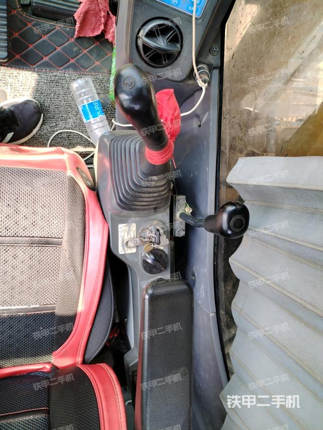 座椅右侧控制台/钥匙门/油门/含右手柄（驾驶室部分）