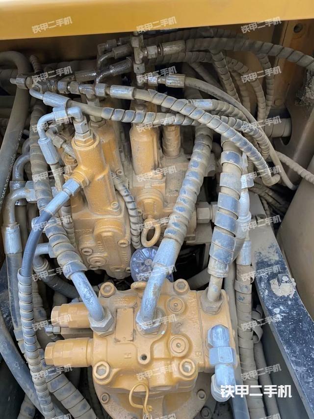 回转马达和主控阀(整机外观) 回转马达和主控阀(整机外观)