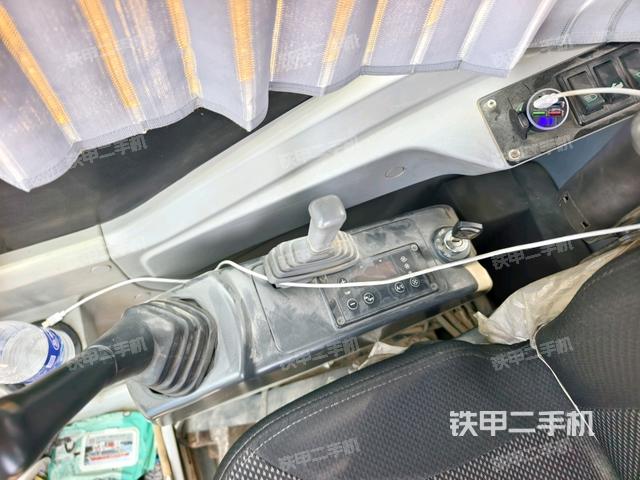 座椅右側(cè)控制臺/鑰匙門/油門/含右手柄（駕駛室部分）