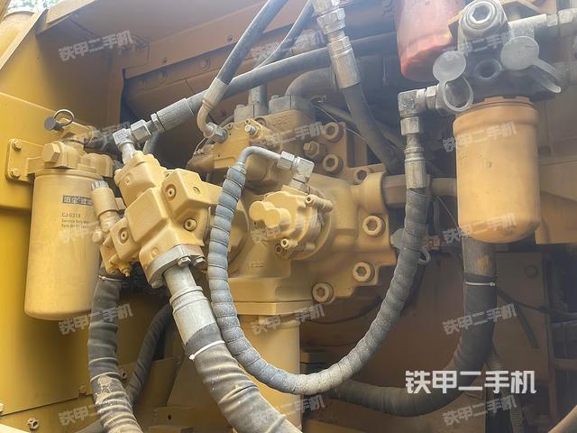 液压泵舱室正面整体(整机外观) 液压泵舱室正面整体(整机外观)