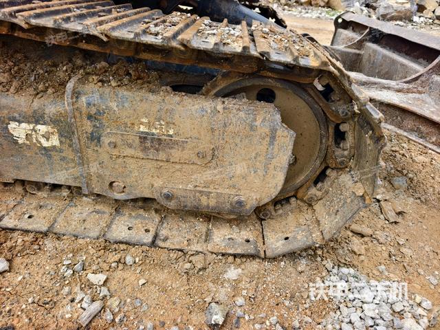 左驅(qū)動輪（行走機構(gòu)）