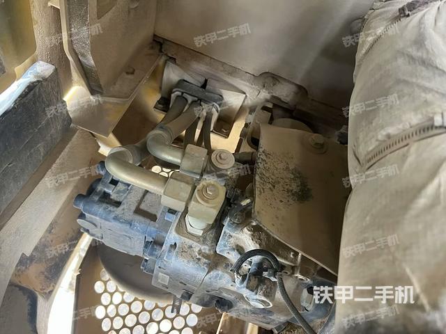 液压泵舱室正面整体(整机外观) 液压泵舱室正面整体(整机外观)