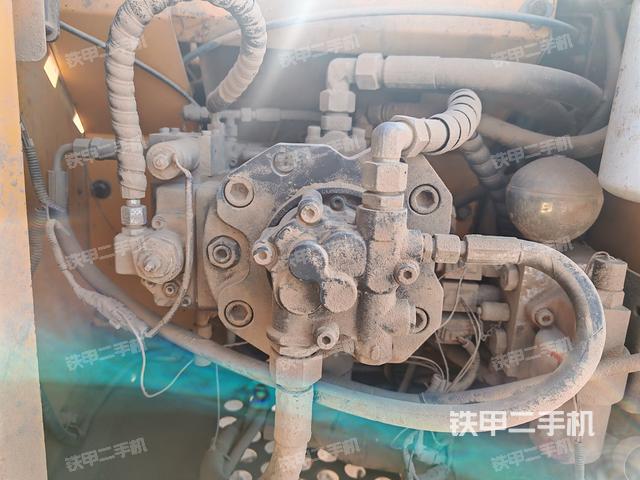 液压泵舱室正面整体(整机外观) 液压泵舱室正面整体(整机外观)