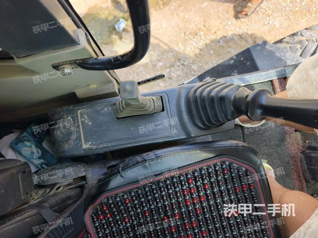 座椅左侧控制台/音响/含左手柄(驾驶室部分) 座椅左侧控制台/音响/含左手柄(驾驶室部分)