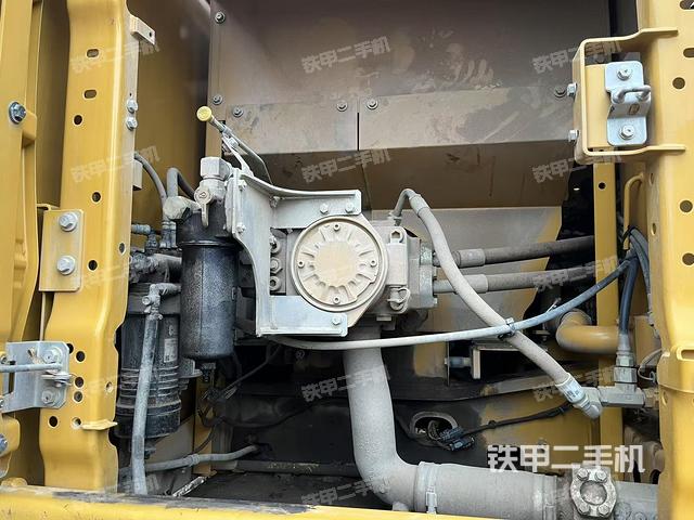 液压泵舱室正面整体(整机外观) 液压泵舱室正面整体(整机外观)