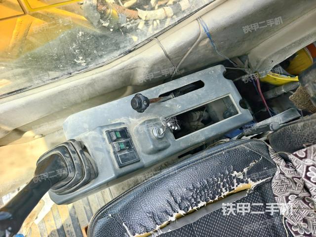 座椅右侧控制台/钥匙门/油门/含右手柄(驾驶室部分) 座椅右侧控制台/钥匙门/油门/含右手柄(驾驶室部分)