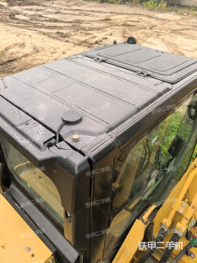 驾驶室顶部(整机外观) 驾驶室顶部(整机外观)