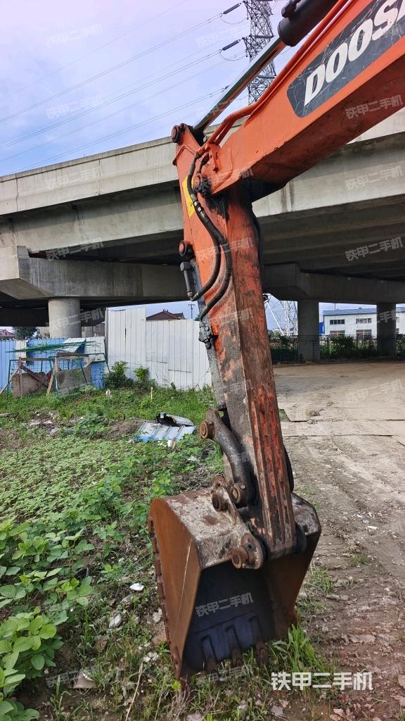 小臂整体左后(工作和回转装置) 小臂整体左后(工作和回转装置)