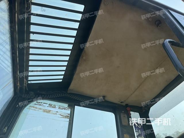 驾驶室顶部(整机外观) 驾驶室顶部(整机外观)