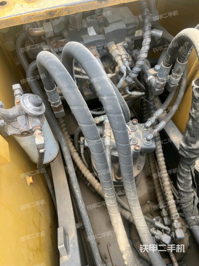 回转马达和主控阀(整机外观) 回转马达和主控阀(整机外观)