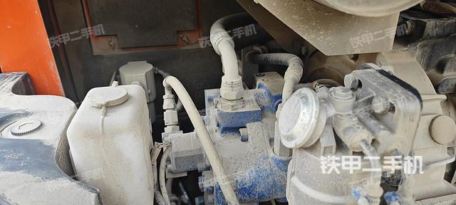 液压泵舱室正面整体（整机外观）