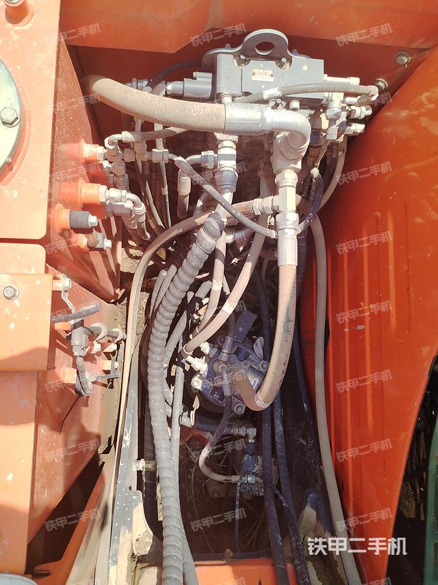 回转马达和主控阀（整机外观）