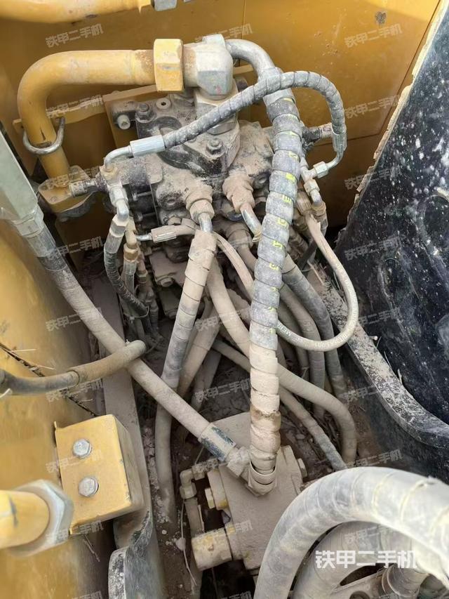 回转马达和主控阀（整机外观）