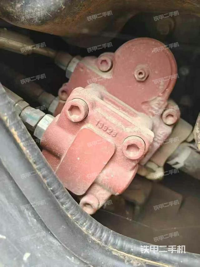 液压泵舱室正面整体(整机外观) 液压泵舱室正面整体(整机外观)