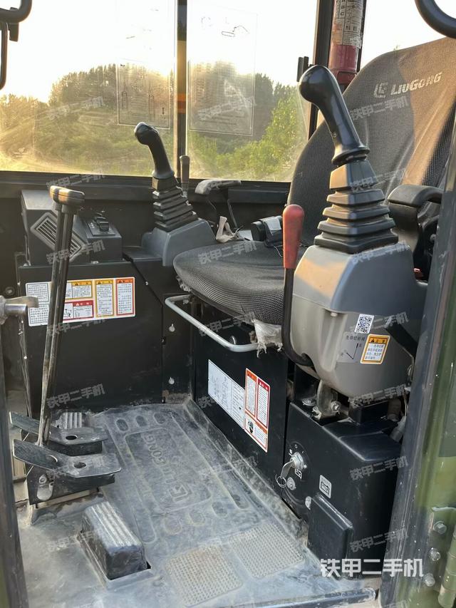 驾驶室整体(整机外观) 驾驶室整体(整机外观)