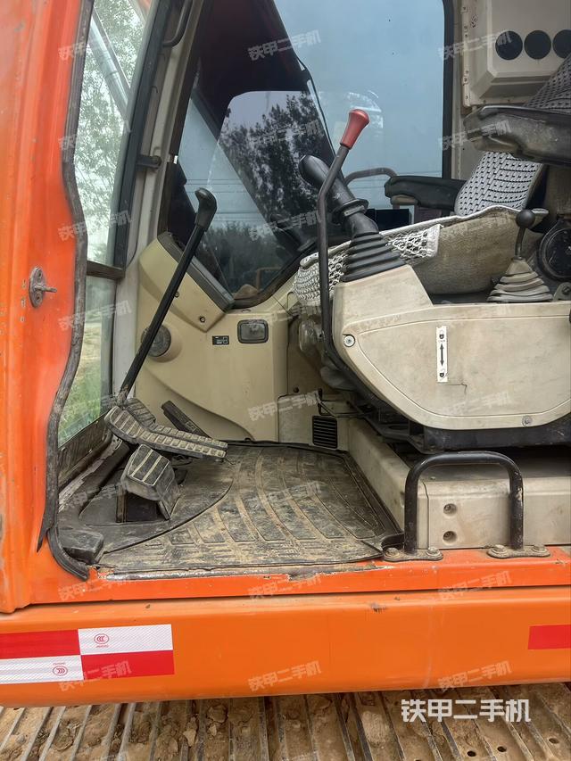 驾驶室顶部(整机外观) 驾驶室顶部(整机外观)