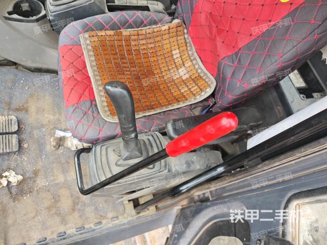 座椅左侧控制台/音响/含左手柄(驾驶室部分) 座椅左侧控制台/音响/含左手柄(驾驶室部分)