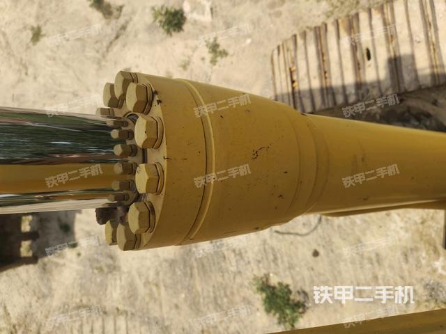 大臂油缸整体 竖拍(工作和回转装置) 大臂油缸整体 竖拍(工作和回转装置)