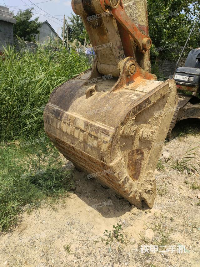 铲斗右后整体(工作和回转装置) 铲斗右后整体(工作和回转装置)