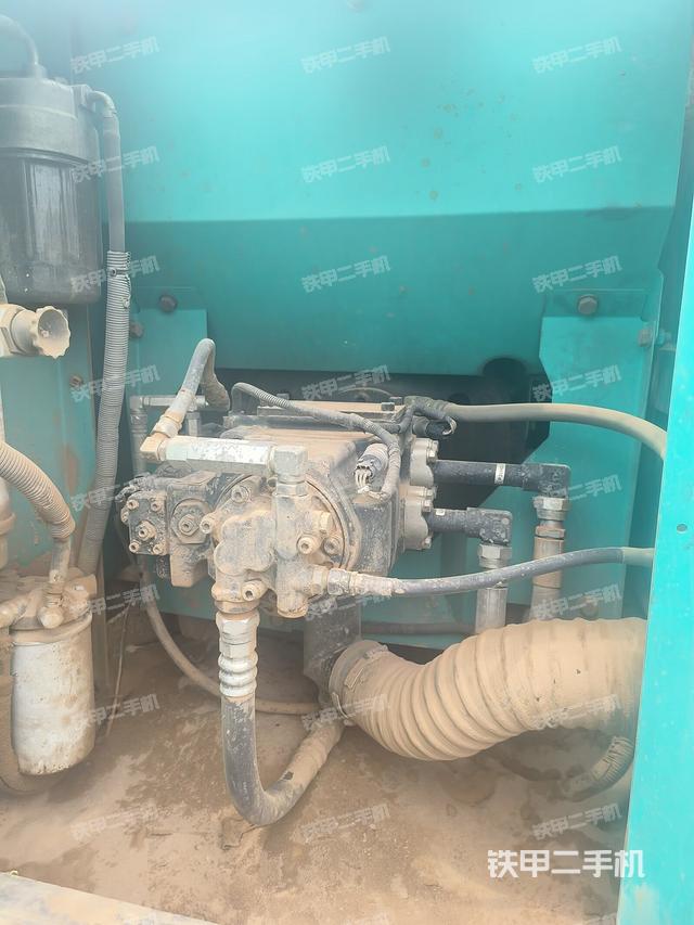 液压泵舱室正面整体(整机外观) 液压泵舱室正面整体(整机外观)