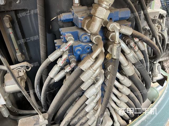 回转马达和主控阀(整机外观) 回转马达和主控阀(整机外观)