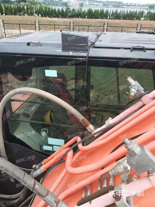 驾驶室顶部(整机外观) 驾驶室顶部(整机外观)