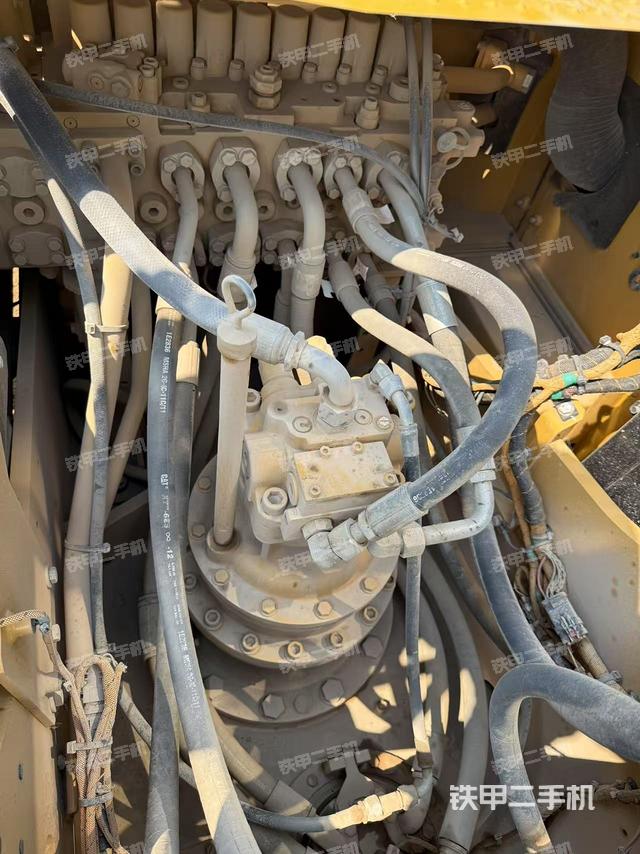 回转马达和主控阀(整机外观) 回转马达和主控阀(整机外观)