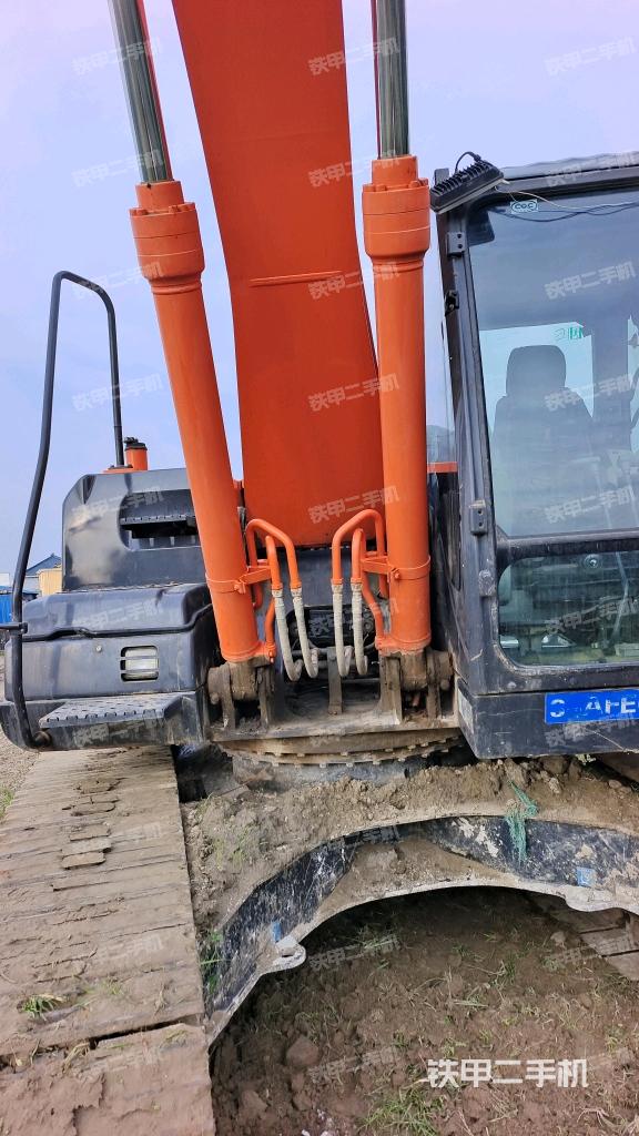 大臂油缸整体 竖拍（工作和回转装置）