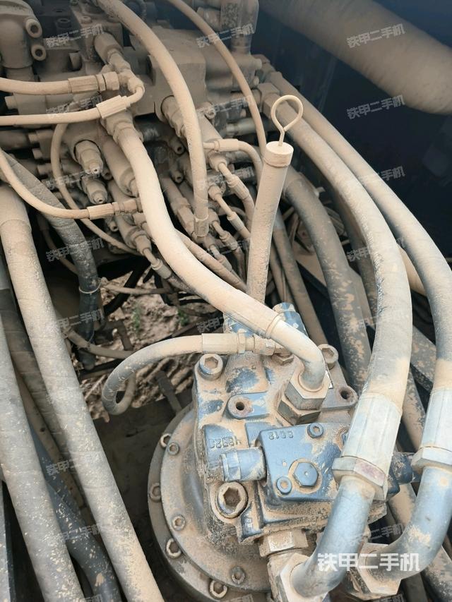 回转马达和主控阀(整机外观) 回转马达和主控阀(整机外观)