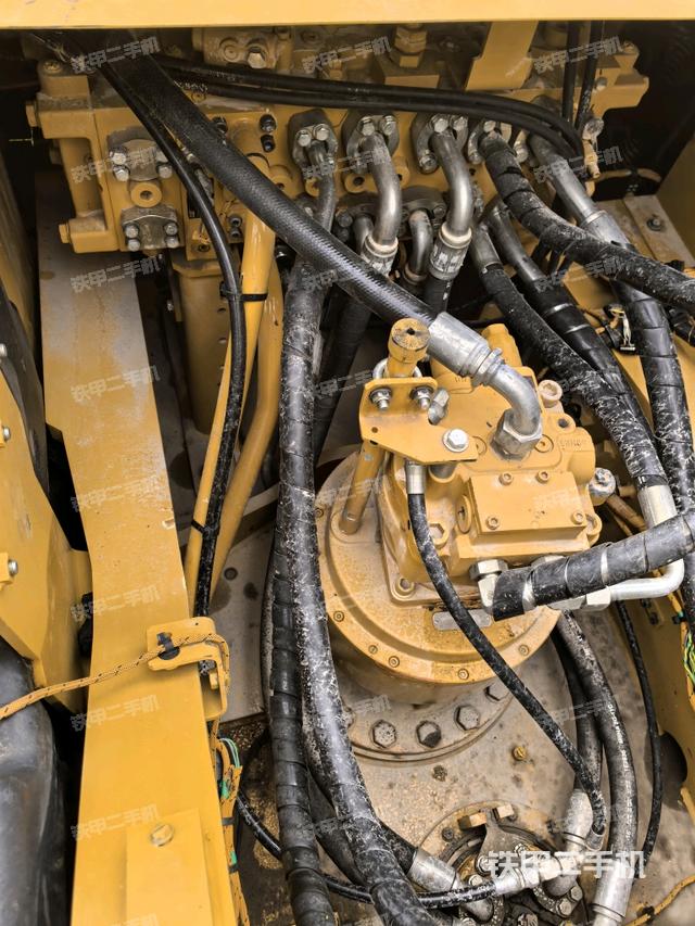 回转马达和主控阀(整机外观) 回转马达和主控阀(整机外观)