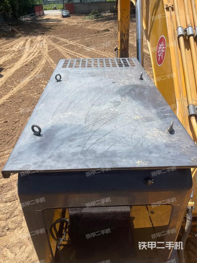 驾驶室顶部(整机外观) 驾驶室顶部(整机外观)