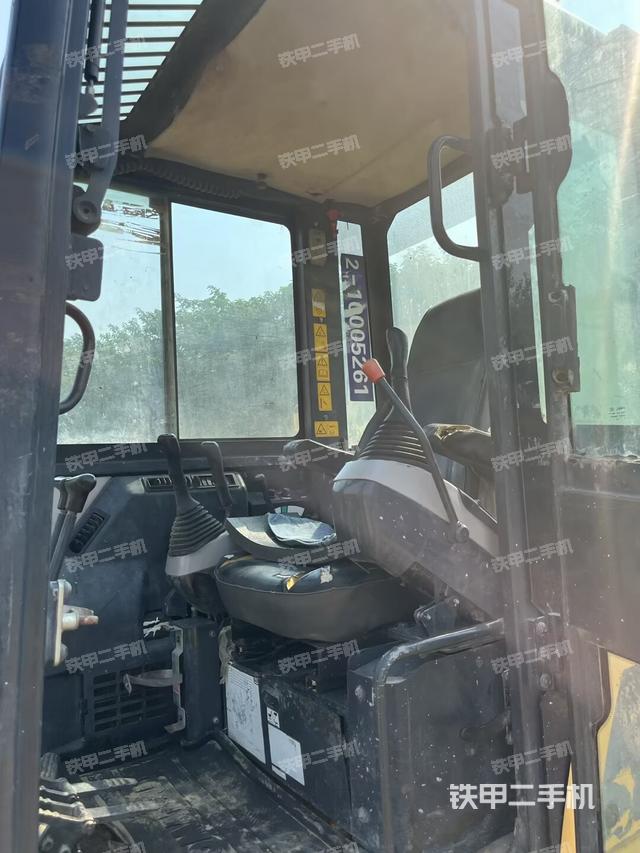 驾驶室整体(整机外观) 驾驶室整体(整机外观)