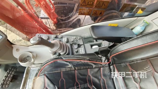 座椅右侧控制台/钥匙门/油门/含右手柄（驾驶室部分）