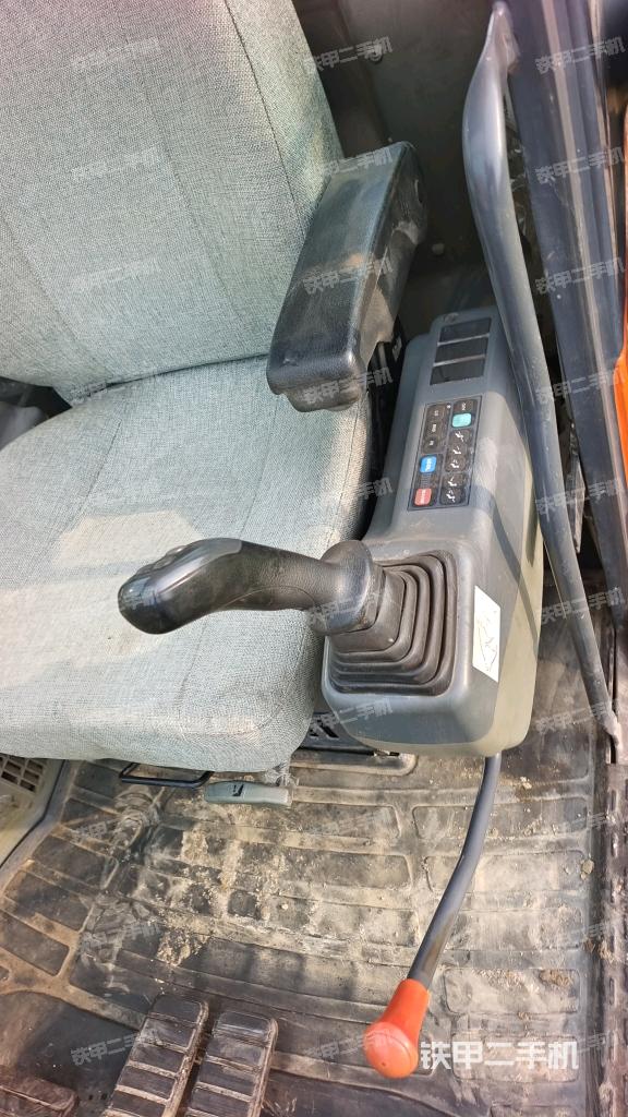 座椅左侧控制台/音响/含左手柄(驾驶室部分) 座椅左侧控制台/音响/含左手柄(驾驶室部分)