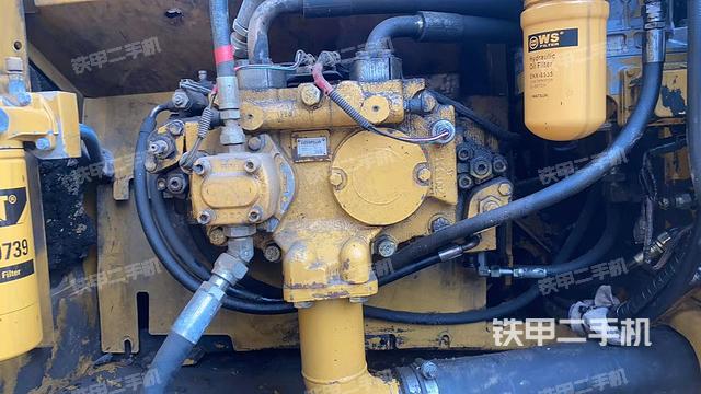 液压泵舱室正面整体(整机外观) 液压泵舱室正面整体(整机外观)