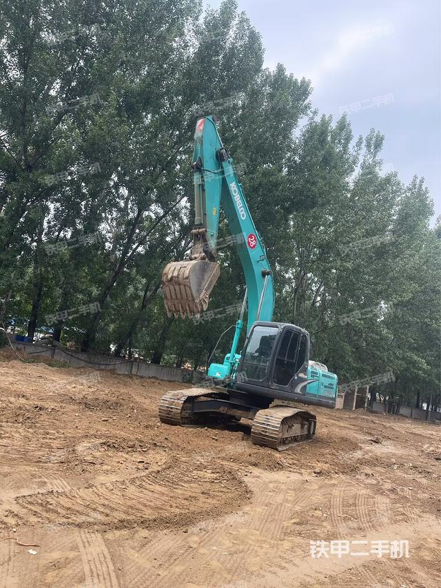 驾驶室顶部(整机外观) 驾驶室顶部(整机外观)