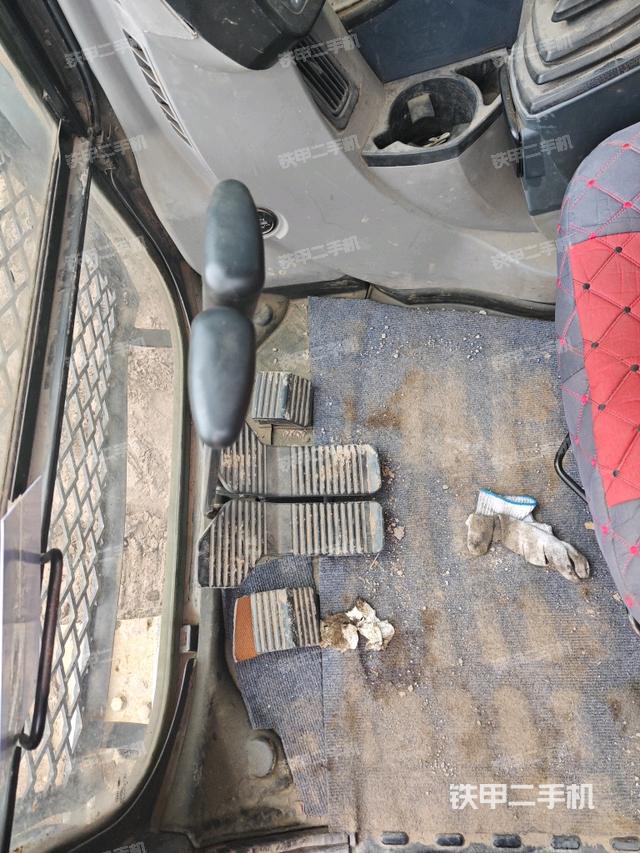 行走控制手柄和踏板 俯拍(驾驶室部分) 行走控制手柄和踏板 俯拍(驾驶室部分)