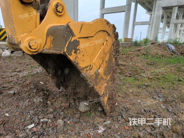 大臂油缸整体 竖拍（工作和回转装置）