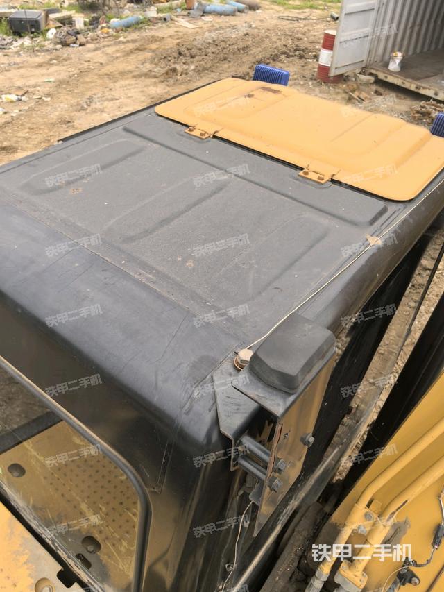 驾驶室顶部(整机外观) 驾驶室顶部(整机外观)