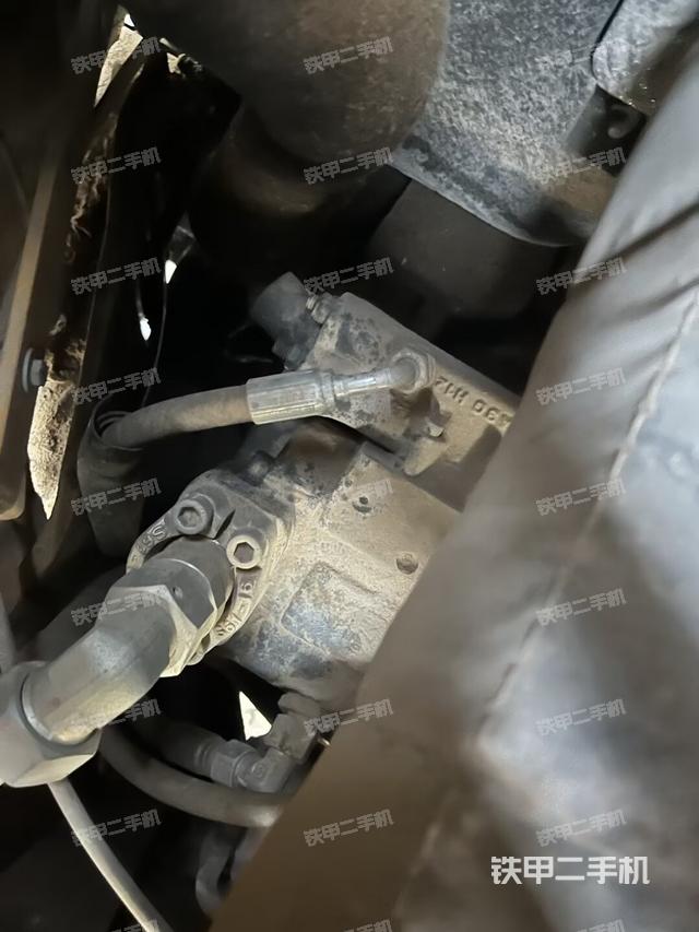 液压泵舱室正面整体(整机外观) 液压泵舱室正面整体(整机外观)