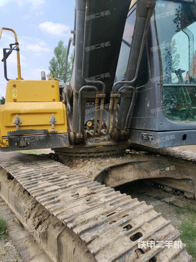 驾驶室顶部(整机外观) 驾驶室顶部(整机外观)
