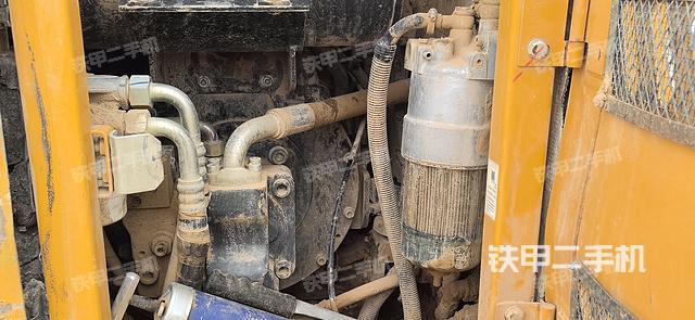 液压泵舱室正面整体（整机外观）