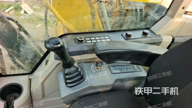 座椅右侧控制台/钥匙门/油门/含右手柄(驾驶室部分) 座椅右侧控制台/钥匙门/油门/含右手柄(驾驶室部分)