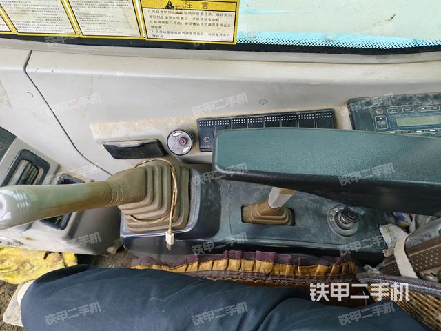 座椅右侧控制台/钥匙门/油门/含右手柄(驾驶室部分) 座椅右侧控制台/钥匙门/油门/含右手柄(驾驶室部分)