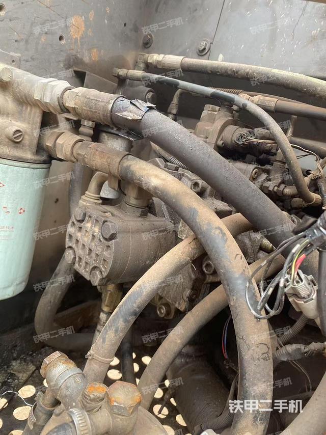 液压泵舱室正面整体（整机外观）