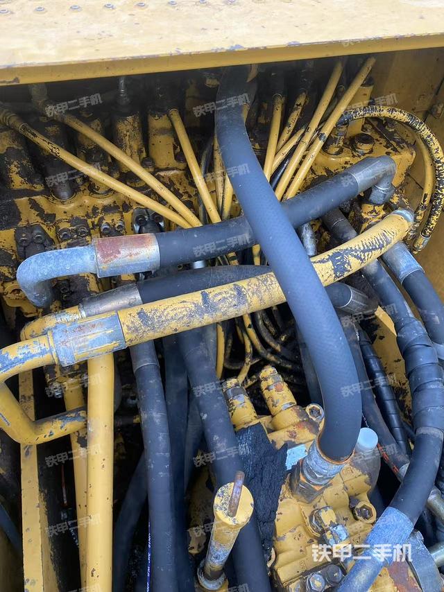 回转马达和主控阀(整机外观) 回转马达和主控阀(整机外观)